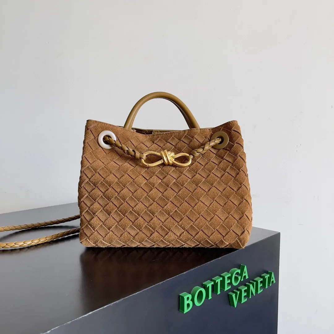 The 2023 new Andiamo batch of 1960 BV has been shipped‼ ️Really popular🔥The new Andiamo woven handbag launched by Bottega Veneta this season is really popular all over the world! ! Celebrities at home and abroad have worn it, and Oscar-winning actress Michelle Yeoh has taken it out on the street. Song Jia, Trai Yara, Yu Feihong, Sanji Ayaka, Rosie Hunting-Whiteley, Yoshioka Riho, etc. have all picked up this bag. It is classic and versatile, showing off its temperament, and the bag capacity is also large, which is very convenient for daily commuting! ! A variety of carrying methods, the shoulder straps can be adjusted by yourself, the original lambskin feels soft and delicate, and the neutral style is made to break gender boundaries and bring a more practical and longer-lasting use experience. Andiamo, which has both elegant and casual styles, perfectly interprets the true appearance of "fashionable old money style". Style number: 743568 (suede) Size: 25*22*10.5cm